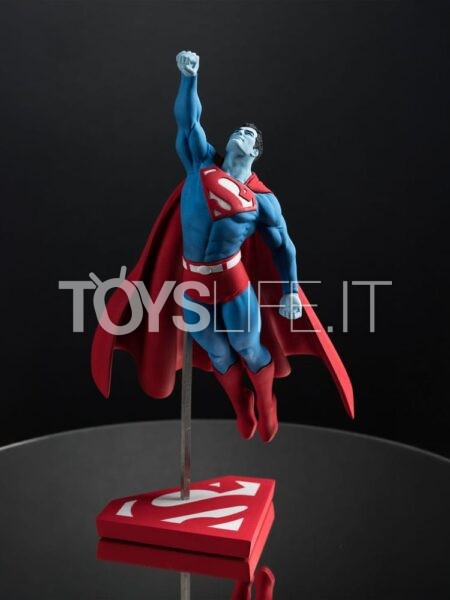 DC Direct Superman by Gary Frank 1:10 Statue Limited Edition