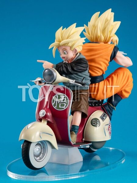 Megahouse Dragon Ball Z Desktop Real McCoy Super Sayan Son Goku & Super Sayan Son Gohan On Motorbike Diorama