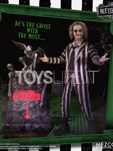 Mezco Toyz Beetlejuice Beetlejuice 1:12 Deluxe Figure